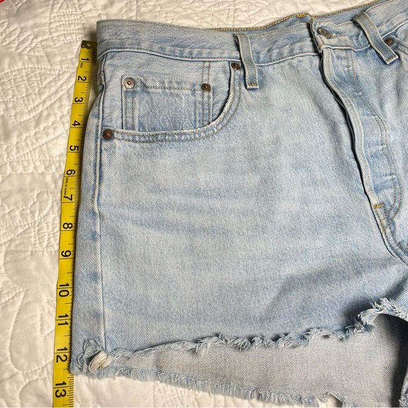 Levi’s 501 Shorts High Waist Raw Hem Faded Blue Size 32 100% Cotton Button Fly - Picture 11 of 16